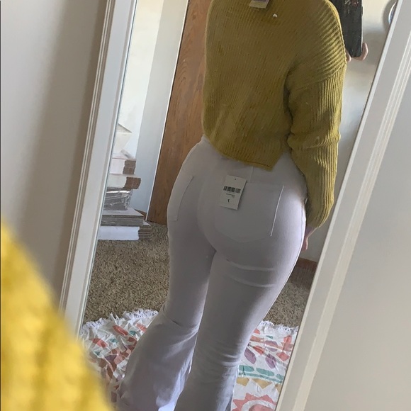 Yellow sweater! - Picture 3 of 7